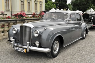 Bentley, Classic car, Elegantly presented on a gravel track, Retro Classics meets Baroque,