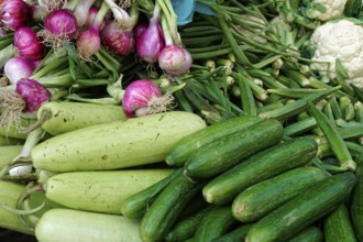 Udaipur, Rajasthan, North India, Asia, Fresh vegetables such as courgettes, onions, okra and