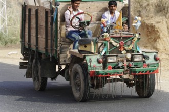 Sawai Madhopur, Kota, Rajasthan, North India, Asia, Colourfully decorated rustic truck with two