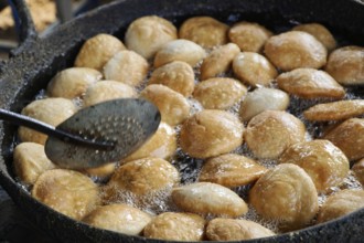 Sawai Madhopur, Kota, Rajasthan, North India, Asia, Fresh pastries are deep-fried in oil in a large