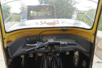 Kota, Rajasthan, North India, Asia, View through the windscreen of an old, worn vehicle, India