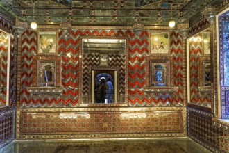 City palace, Udaipur, Rajasthan, India, Asia, Interior of a room with colourful walls and rich