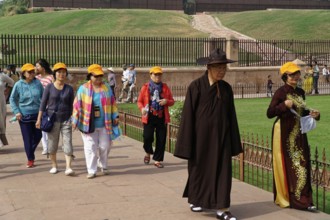 Group of tourists with yellow hats walking through a historical site, Agra, Jodhpur, Rajasthan,