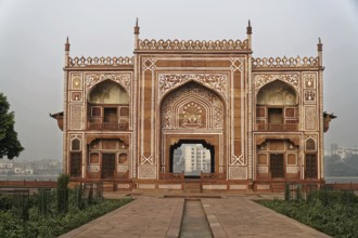 Tomb of Akbar the Great, Sikandra, Agra, Uttar Pradesh, North India, India, Asia, Symmetrical