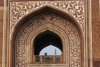 Tomb of Akbar the Great, Sikandra, Agra, Uttar Pradesh, North India, India, Asia, Decorated window