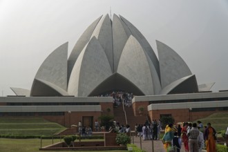 Agra, Jodhpur, Rajasthan, North India, Asia, The iconic Lotus Temple with many people walking up