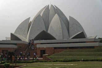 Agra, Jodhpur, Rajasthan, North India, Asia, Visitors in front of the architecturally unique Lotus
