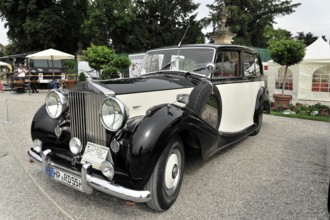Rolls Royce Silver Wraith, built in 1950, classic car, black and white Rolls-Royce classic car with
