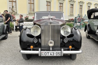 Rolls-Royce Silver Warith Muliner, built in 1947, classic car, black classic car with striking