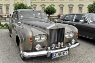 Brown vintage Rolls-Royce classic car in front of a magnificent building, Retro Classics meets
