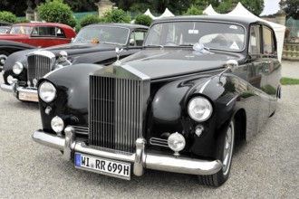 Black Rolls-Royce classic car with striking radiator grille and round headlights, Retro Classics