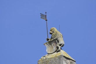 Roof figure with shield and flag on the cathedral chapter palatium, lion figure, detail, cut-out,