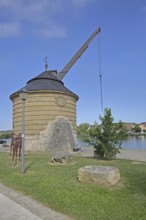 Historic old Main crane built in 1774, crane, Main riverbank, Main, Marktbreit, Lower Franconia,