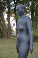 Sculpture Ursel by Wilhelm Uhlig, black nude female figure, modern art, Pershore Park, Bad Neustadt