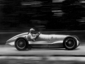 Ein Mercedes Benz Silberpfeil Grand Prix Rennwagen aus den 1930er Jahren in Aktion, AI generiert,