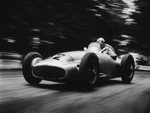 Ein Mercedes Benz Silberpfeil Grand Prix Rennwagen aus den 1930er Jahren in Aktion, AI generiert,