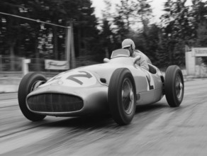 Ein Mercedes Benz Silberpfeil Grand Prix Rennwagen aus den 1930er Jahren in Aktion, AI generiert,
