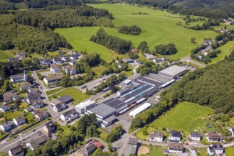 Aerial view, commercial area Hauptstraße with Heinrich Huhn GmbH, primary school Hützemert, forest