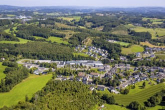 Aerial view, commercial area Hauptstraße with Heinrich Huhn GmbH, primary school Hützemert, forest