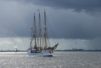 Tall ship and sail training ship Grossherzogin Elisabeth (built 1901), Elsfleth, harbour of