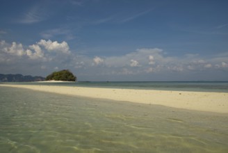 Sandbank between the Thai islands of Chicken Island and Tub Island, Chicken Island, Chicken Island,