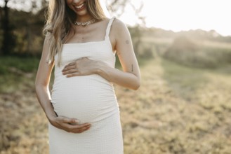 Pregnant, attractive woman, 25+