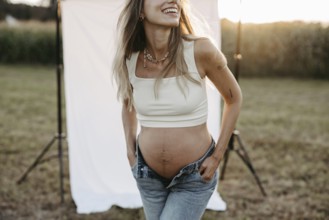 Pregnant, attractive woman, 25+