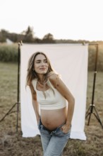 Pregnant, attractive woman, 25+