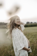 Pregnant, attractive woman, 25+