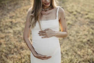Pregnant, attractive woman, 25+