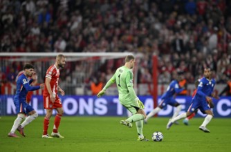 Goalkeeper Manuel Neuer FC Bayern Munich FCB (01) plays behind the defence, action, Champions