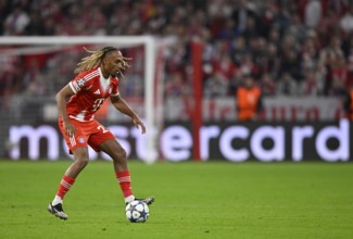 Sacha Boey FC Bayern Munich FCB (23) Action on the ball perimeter advertising MASTERCARD Champions