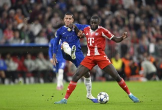 Duel, action Enzo Fernandez Chelsea FC The Blues (08) vs Dayot Upamecano FC Bayern Munich FCB (02)
