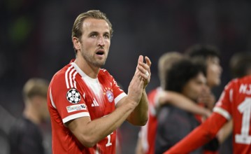 Harry Kane FC Bayern Munich FCB (09) thanks fans after the match, Champions League, Allianz Arena,