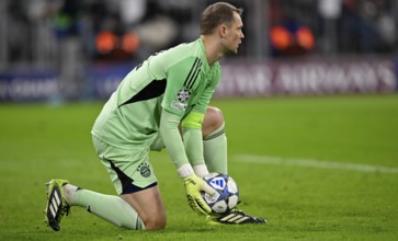 Goalkeeper Manuel Neuer FC Bayern Muenchen FCB (01) holds ball Champions League, Allianz Arena,
