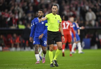 Referee Jose Maria Sanchez points to the spot, gesture gesture penalty, penalty kick, Champions
