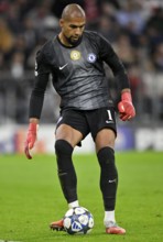 Goalkeeper Robert Sanchez Chelsea FC The Blues (01) Action on the ball Champions League, Allianz