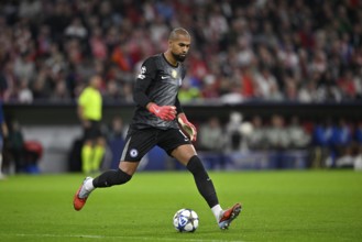 Goalkeeper Robert Sanchez Chelsea FC The Blues (01) Action on the ball Champions League, Allianz