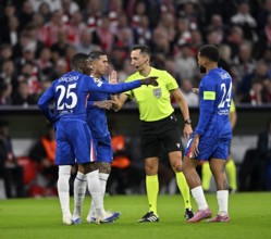 Referee Referee Jose Maria Sanchez in discussion with Moises Caicedo Chelsea FC The Blues (25)