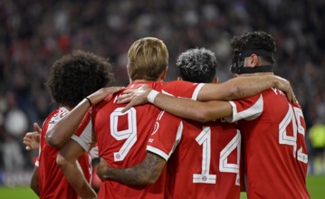 Goal celebration Harry Kane FC Bayern Munich FCB (09) Serge Gnabry FC Bayern Munich FCB (07) Luis