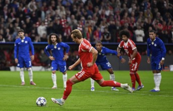 Goal kick action goal chance, Harry Kane FC Bayern Munich FCB (09) on penalty, penalty kick