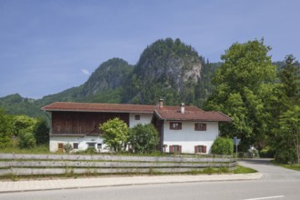 Old house with mountain, Oberwössen, Chiemgau, Upper Bavaria, Bavaria, Germany