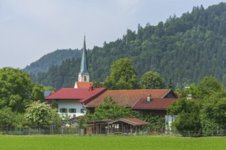 Meadow with houses and church Maria Sieben Schmerzen, Oberwössen, Chiemgau, Upper Bavaria, Bavaria,