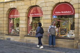 Façade and shop window, Käthe Wohlfahrt shop, tourists, Old Town, UNESCO World Heritage Site,