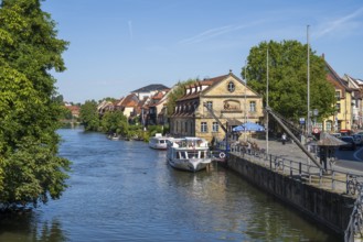 Building on the Regnitz, jetty, crane, old town, UNESCO World Heritage Site, Bamberg, Upper