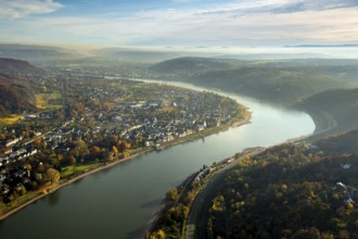 Rheinbogen bei Unkel am oberen Mittelrhein, Rheinbogen im Dunst, Bundesstraße B9 Richtung Remagen,