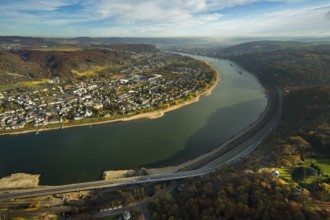 Rheinbogen bei Unkel am oberen Mittelrhein, Rheinbogen im Dunst, Bundesstraße B9 Richtung Remagen,