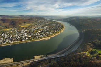 Rheinbogen bei Unkel am oberen Mittelrhein, Rheinbogen im Dunst, Bundesstraße B9 Richtung Remagen,