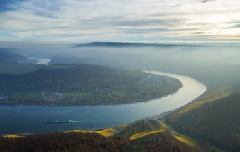 Filsen and Osterspai on the right bank of the Rhine, Rhine valley in autumn fog, Boppard, Rhine