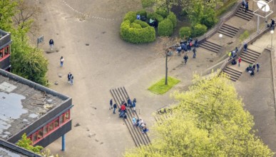 Aerial view, Geschwister-Scholl-Gymnasium with pupils in the schoolyard, Volmarstein, Wetter, Ruhr